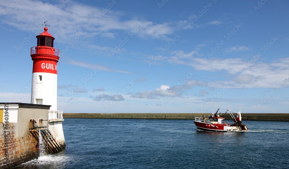 chalutiers dans le port de pêche du guilvinec,bretagne