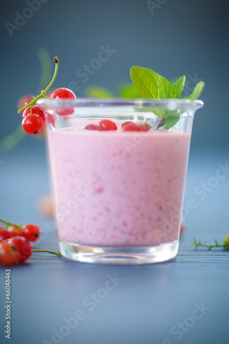smoothie with red currants
