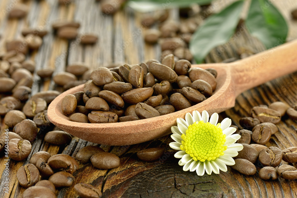 Obraz premium Ziarna kawy na łyżce