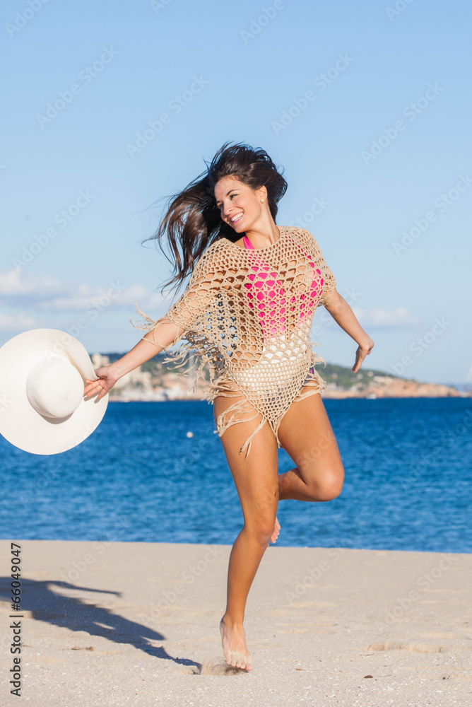 Naklejka premium happy woman on summer holiday or vacation