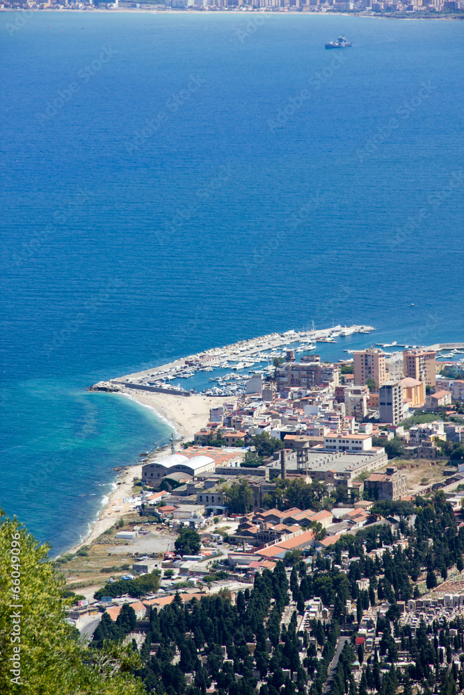 Area town on the coast Area town on the coast