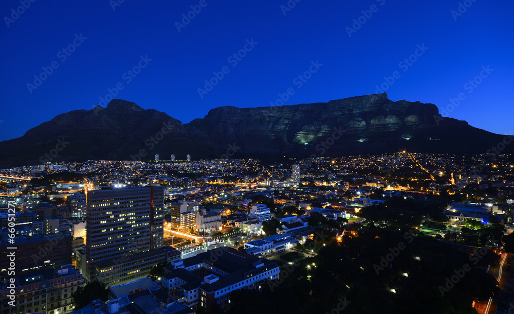 Fototapeta premium Devils Peak i Table Mountain w nocy