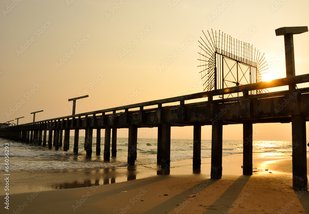 Fototapeta premium bridge againt sunset