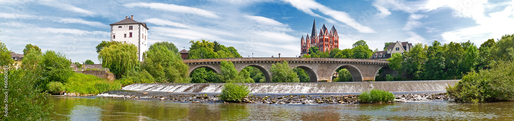Obraz premium Panorama von Limburg mit Lahn, Alter Brücke und Georgsdom