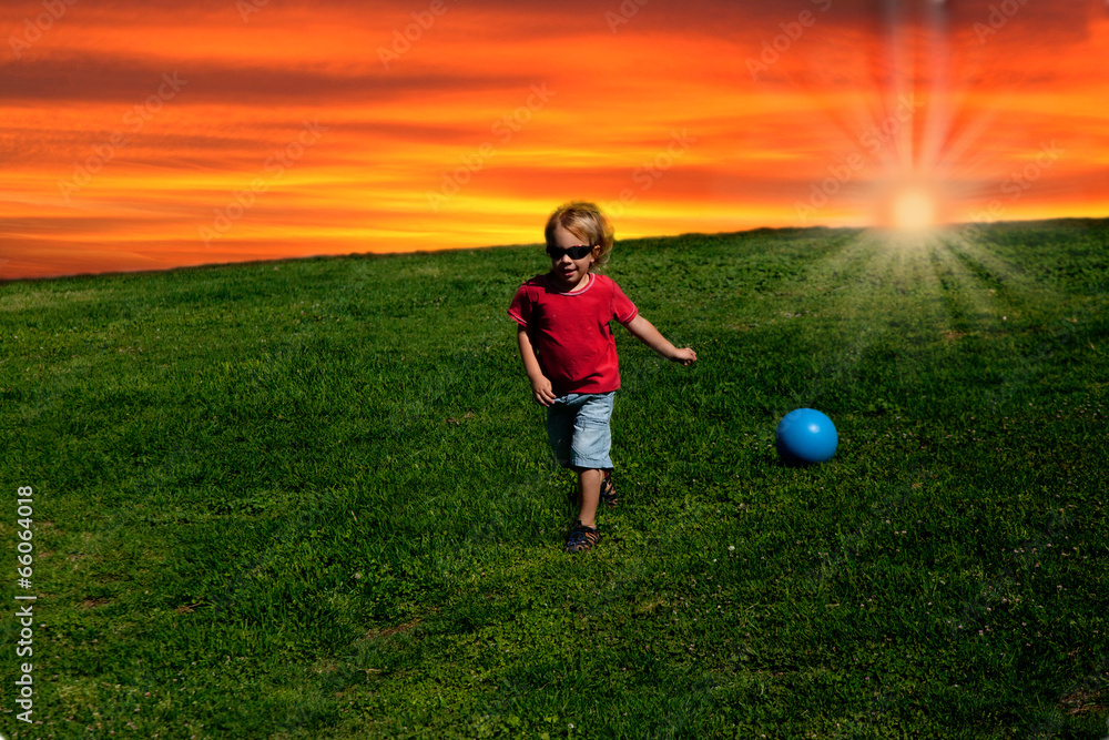 Fototapeta premium Playing ball at sunset