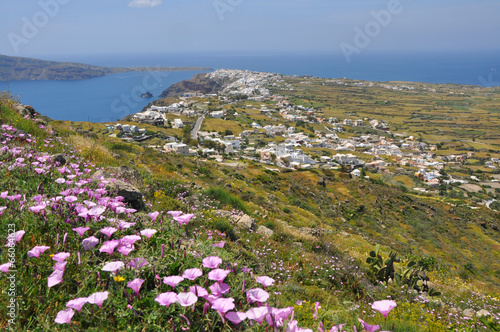 landschaft auf griechischer insel santorin photo