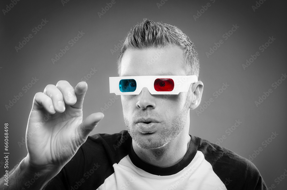 Naklejka premium Man wearing 3d glasses in black and white
