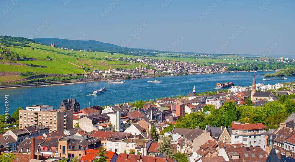 Blick auf Bingen, Rhein und Rüdesheim im Rheingau