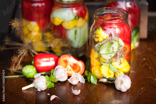 Obraz na płótnie preserved cucumbers, peppers and patisson in jars w salonie