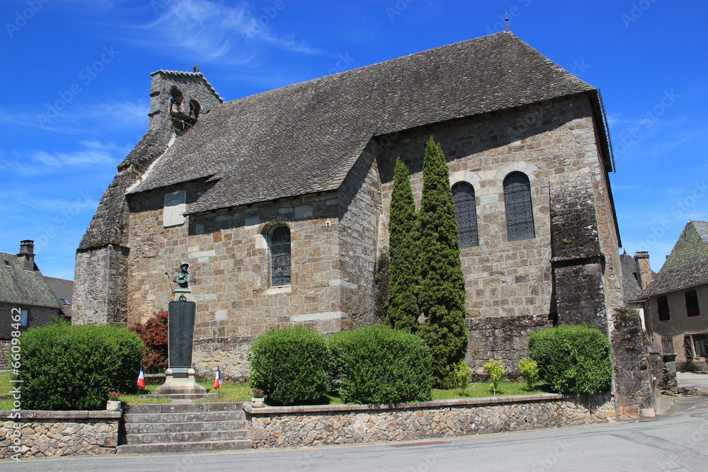 Eglise et monument aux morts de Lamazière-Basse (Corréze)