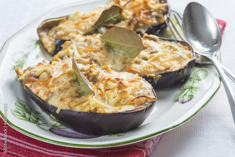 Berenjenas rellenas de carne y bechamel y gratinadas con queso Berenjenas rellenas de carne y bechamel y gratinadas con queso