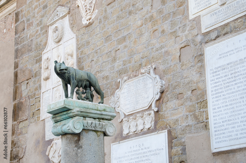 Obraz premium Sculpture of Romulus and Remus