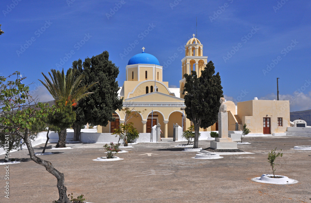 Schöne, restaurierte griechisch orthodoxe Kirche auf Santorin, Griechenland