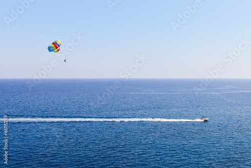 Parasailing auf dem Meer