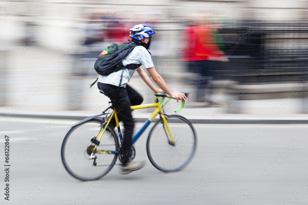 Fahrradfahrer in Bewegungsunschärfe Fahrradfahrer in Bewegungsunschärfe