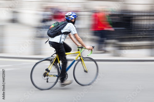 Fahrradfahrer in Bewegungsunschärfe