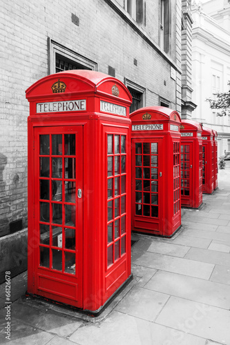 rote Telefonzellen in London als Color-Key
