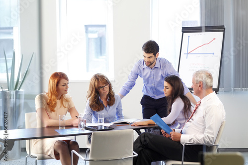 Photos Business people discussing at meeting