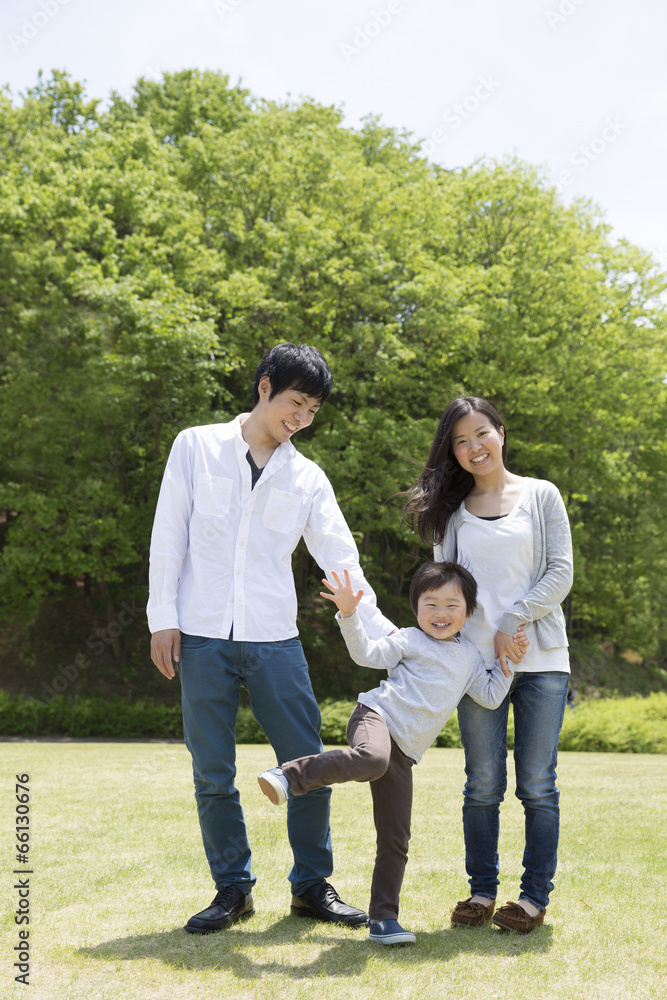 公園で遊ぶ家族