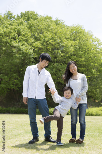 公園で遊ぶ家族 © kazoka303030