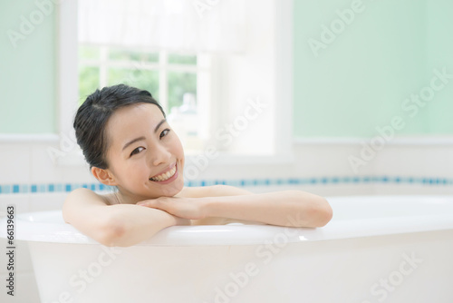 お風呂に入る若い女性