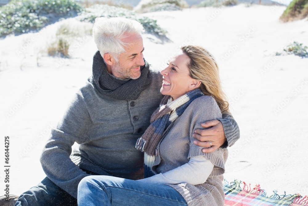 Obraz premium Carefree couple having picnic on the beach