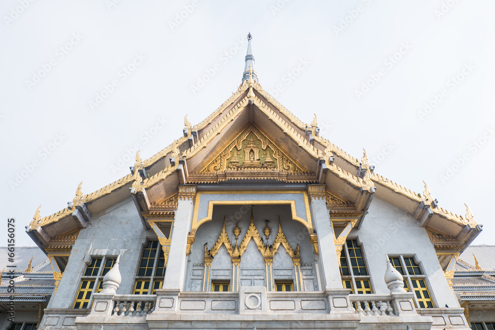 Fototapeta premium Sothorn Temple, golden colored temple in Thailand