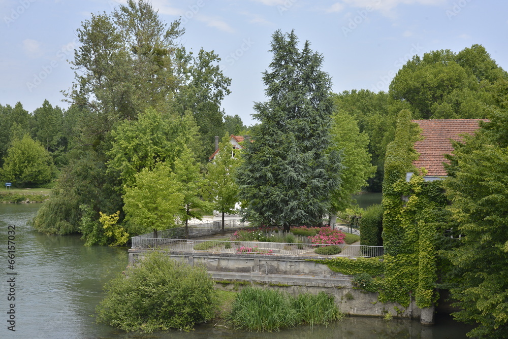 Petit parc entre le canal et la rivière Petit parc entre le canal et la rivière