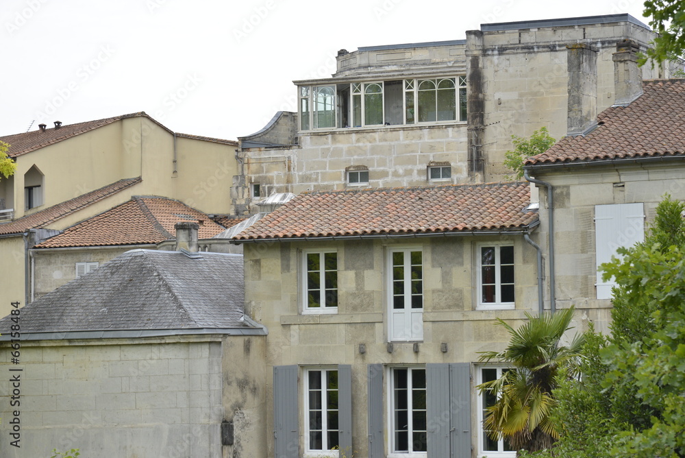 Maisons en face du Jardin Public de Cognac
