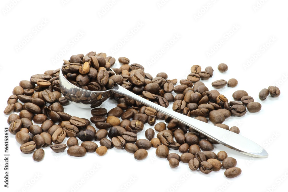 Kaffeelot mit ganzen Kaffeebohnen isoliert auf weißem Hintergrund Kaffeelot mit ganzen Kaffeebohnen isoliert auf weißem Hintergrund