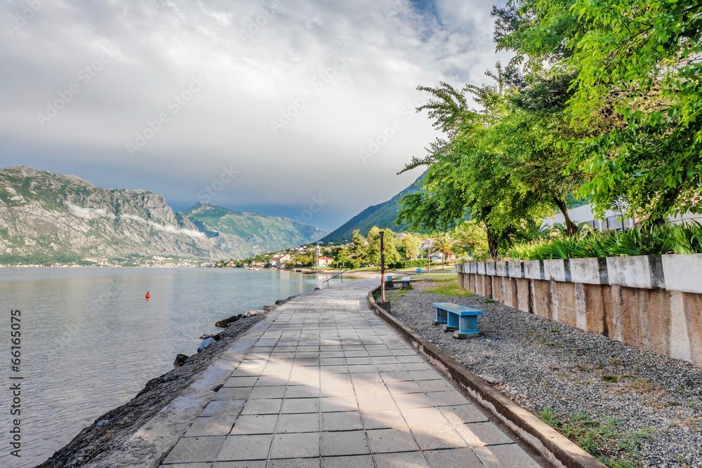 Obraz premium seafront with sea and mountain