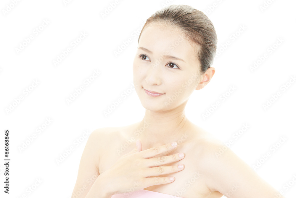 ボディーケアをする女性