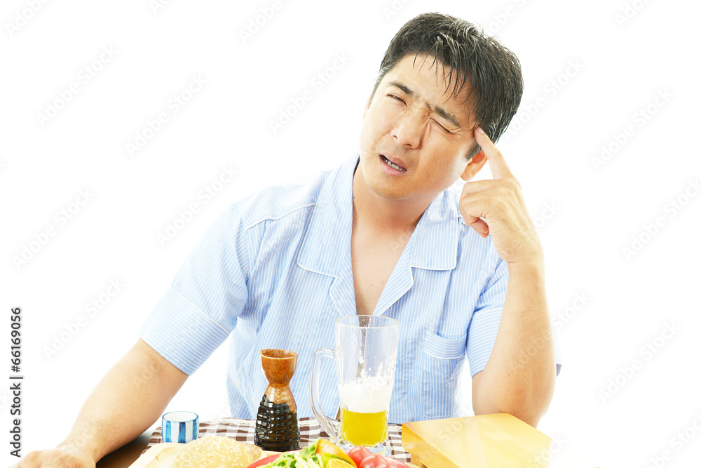 疲れた表情の男性