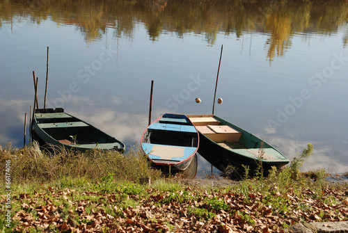 Canvastavla boat on a river