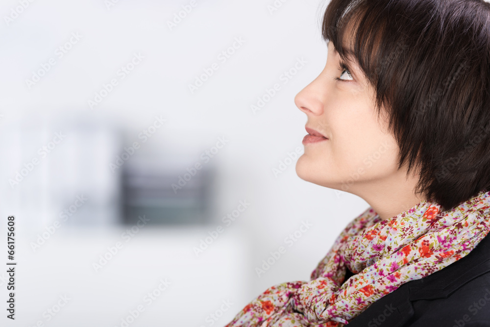 nachdenkliche frau schaut nach oben