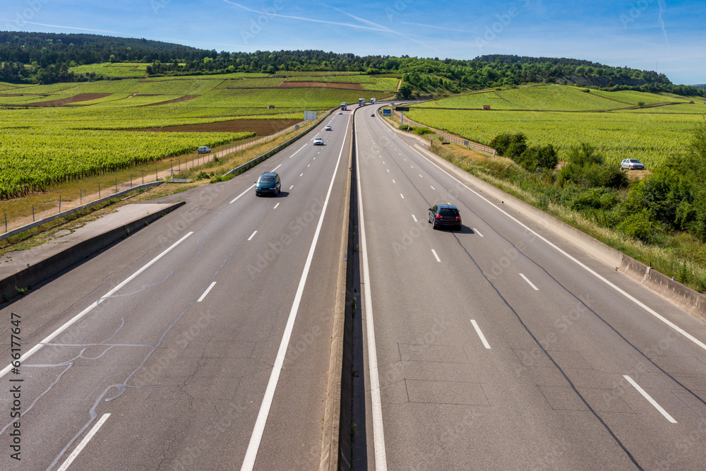 Fototapeta premium autoroute traversant les vignes