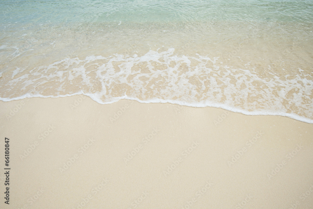 沖縄の海　砂浜の波
