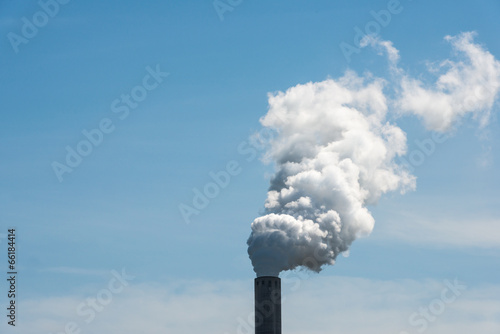 Fotografija White smoke from an industrial chimney