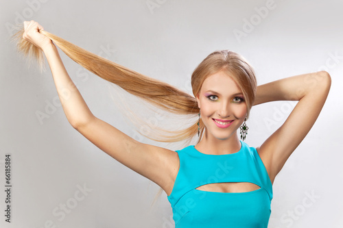 Девушка с длинными волосами. Блондинка модель