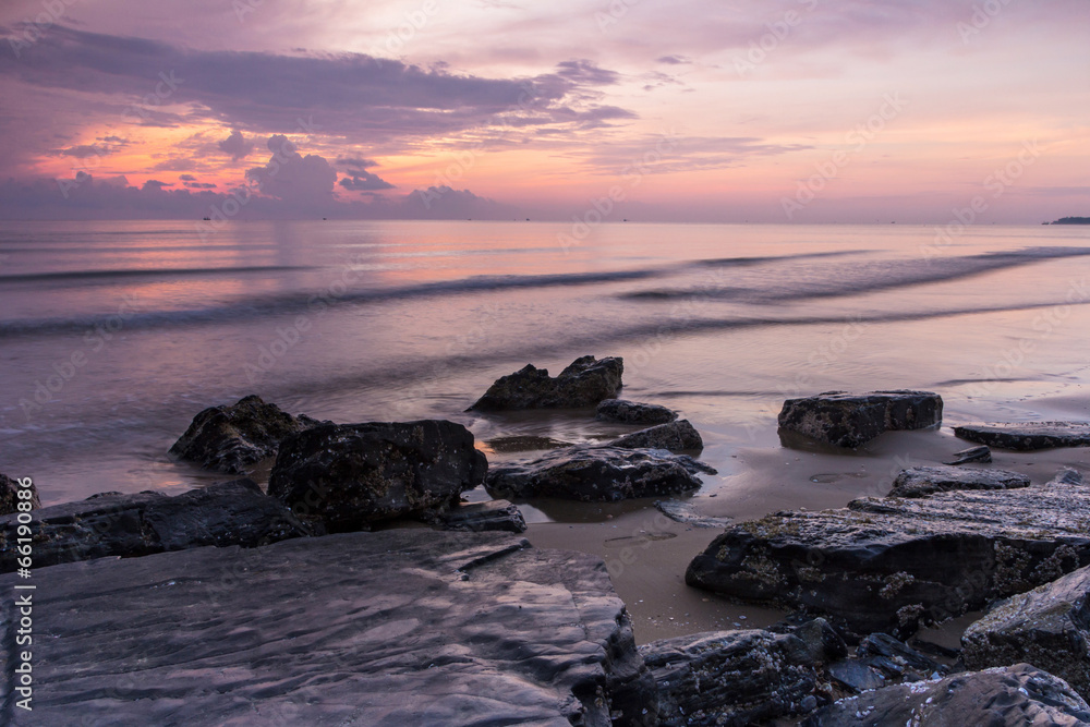 Obraz premium Rock beach on morning time