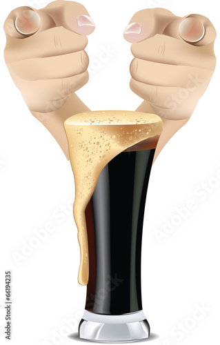 bicchiere birra scura con schiuma