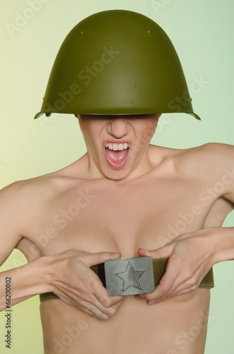 Foto Woman in army helmet trying to fasten belt