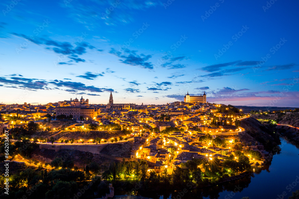 Naklejka premium Toledo Cityscape at dusk