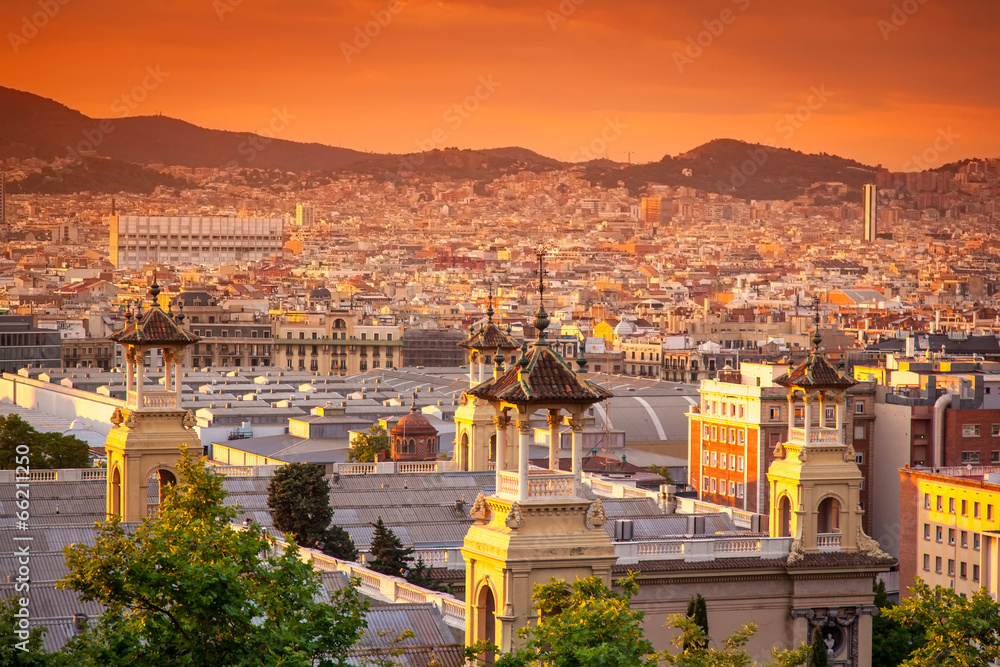 Fototapeta premium beautiful sunset in Barcelona