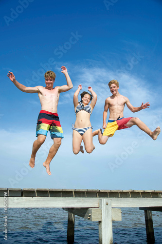 Springende Teenager am Meer