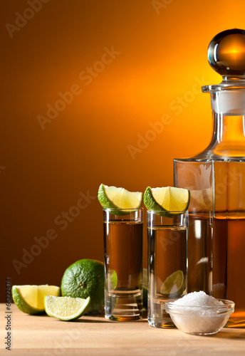 Obraz na płótnie gold tequila with salt and lime