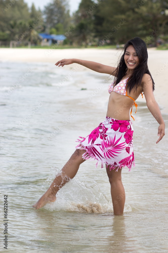 Naklejka premium cheerful girl in the sea