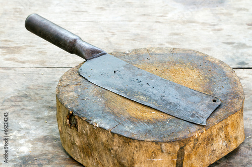 Foto Old knife on chopping block