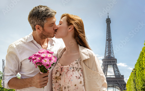 romantic paris france couple photo