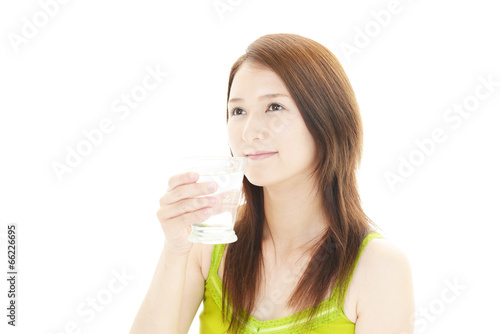 水を飲む笑顔の女性 © sunabesyou